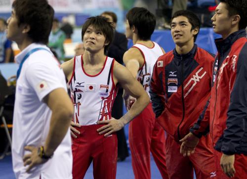 体操の世界選手権男子団体総合で中国に逆転優勝を許し、落胆する内村航平（左）と白井（ＡＰ）