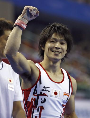 ）鉄棒で銀メダル！日本人単独最多の世界選手権メダル獲得「１６」となった内村は演技を終え、声援に応える（ＡＰ）