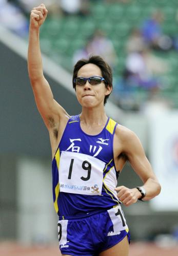 成年男子１万メートル競歩決勝　39分６秒43の大会新で優勝した石川・鈴木雄介