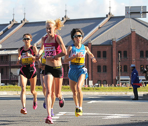 １２年の横浜国際女子マラソンで、赤レンガ前を通過する（左から）那須川瑞穂、キンバリー・スミス、伊藤舞