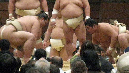 倉敷巡業で初の三番稽古を行った稀勢の里（左）と遠藤