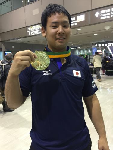 柔道世界ジュニアの男子１００キロ級で優勝し、金メダルを手に帰国した後藤隆太郎
