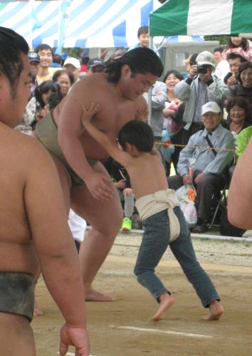 炭坑節祭りで子供と相撲を取る貴乃花部屋の水田（中央）