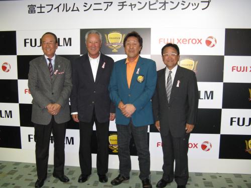 笑顔で並び（左から）松井ＰＧＡ顧問、青木、奥田、倉本ＰＧＡ会長