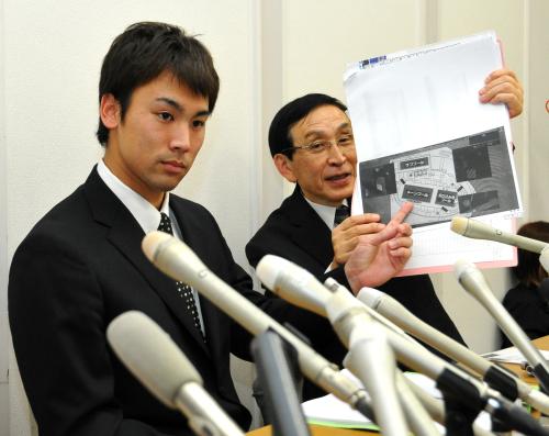 アジア大会の会場資料を示し会見する冨田（左）と国田弁護士