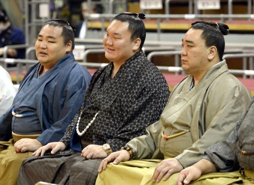 大相撲九州場所を前に行われた土俵祭りに臨む（左から）鶴竜、白鵬、日馬富士