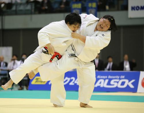 女子７８キロ超級決勝で井上愛美（左）を攻め立てる朝比奈沙羅