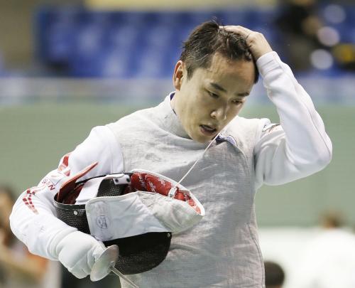 男子フルーレ個人１回戦　試合中に厳しい表情を見せる太田雄貴
