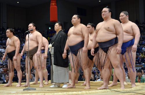九州場所初日、あいさつする日本相撲協会の北の湖理事長（中央）と横綱、三役力士。後列右端は新関脇の逸ノ城