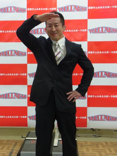 日本ウェルネススポーツ大のレスリング部監督に就任し、兄でプロレスラーの永田裕志の代名詞とも言える敬礼ポーズを取る永田克彦氏