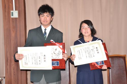 中学男子で優勝した遠藤（左）と同女子を制した横山