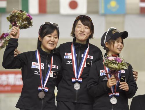 女子団体追い抜きで銀メダルを獲得し、表彰式で笑顔の（左から）田畑、菊池、高木菜