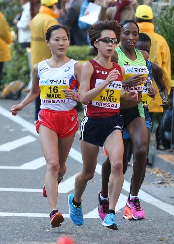 ＜横浜国際女子マラソン＞先頭集団で走る（左から）岩出、田中、キャロライン・ロティチ