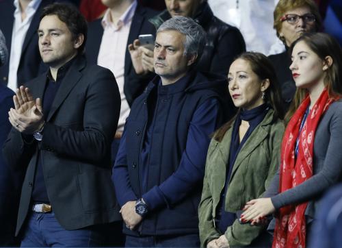テニスのＡＴＰツアー・ファイナルを観戦するサッカー・プレミアリーグ、チェルシーのモウリーニョ監督（左から２人目）（ＡＰ）