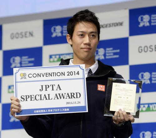 日本プロテニス協会の表彰式で、特別表彰と２０１３年度の最優秀選手賞を受賞した錦織圭