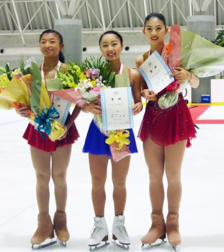 女子で優勝した樋口新葉（中央）と２位の坂本花織（左）、３位の永井優香