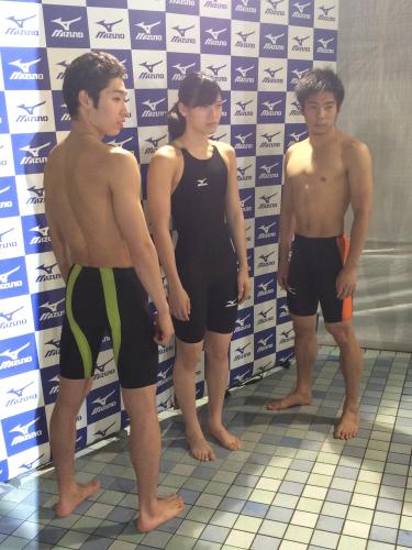 新水着を披露した（左から）萩野公介、内田美希、山口観弘