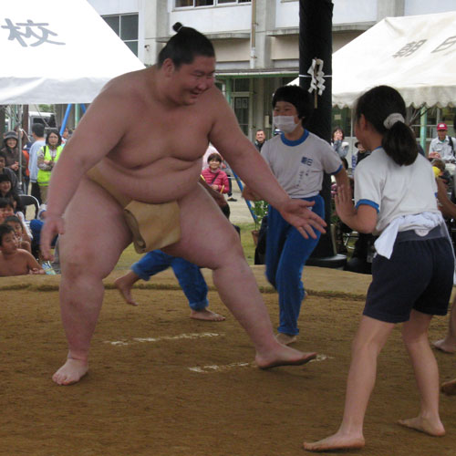 大分県日田市の朝日小学校での相撲大会で子供たちと相撲を取る逸ノ城