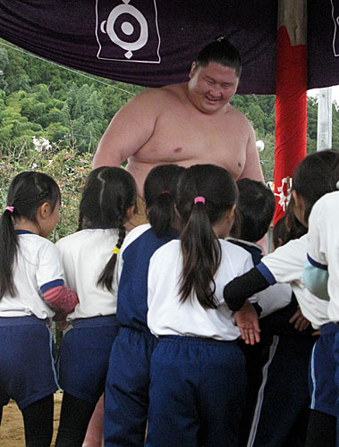 大分県日田市の朝日小学校での相撲大会で子供たちと相撲を取る逸ノ城