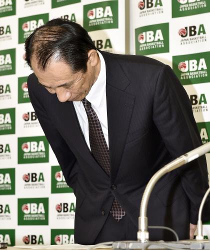 ＦＩＢＡから無期限の国際試合禁止処分を受け、記者会見で選手、関係者に謝罪する日本バスケットボール協会の丸尾充会長代行