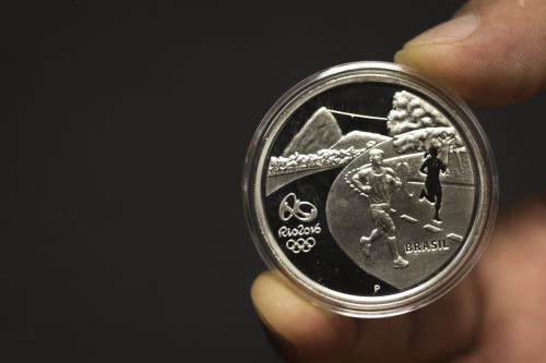２０１６年リオ五輪の記念銀貨（ＡＰ）
