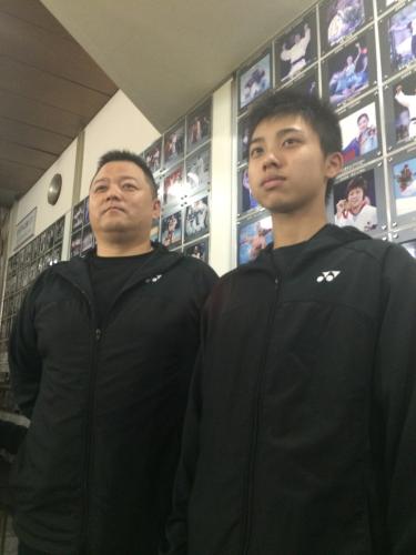 バドミントン全日本総合選手権に最年少の13歳で出場する奈良岡功大（右）と父で監督の浩さん