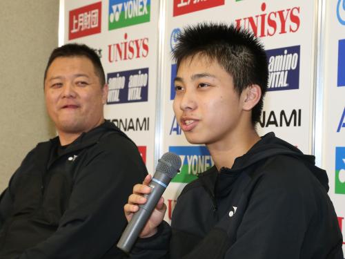 全日本バドミントン男子シングルス予選２回戦で敗退したものの、父でコーチの浩さん（左）とともに笑顔で会見する奈良岡功大