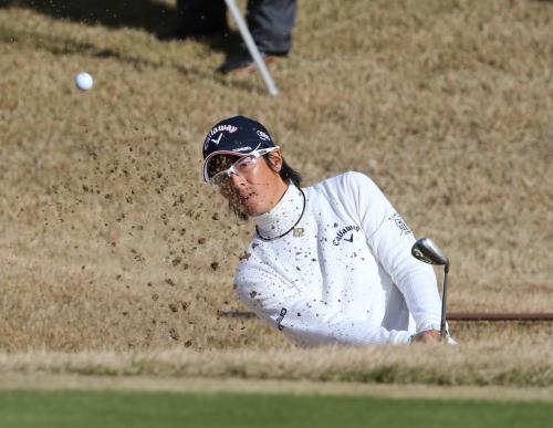 ＜ゴルフ日本シリーズＪＴカップ２日目＞１４番、第３打目となるバンカーショットを放つ石川遼