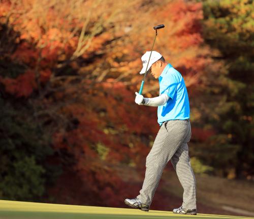 ＜ゴルフ日本シリーズＪＴカップ２日目＞１８番、バーディーパットを決められず悔しがる小田孔明