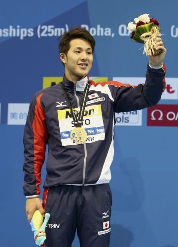 男子４００メートル個人メドレーで２連覇し、表彰式でメダルを胸に笑顔の瀬戸大也