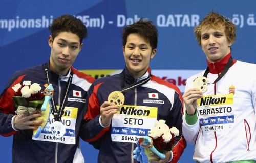 男子４００メートル個人メドレーで２連覇し、表彰式で笑顔の瀬戸大也（中央）。左は２位の萩野公介