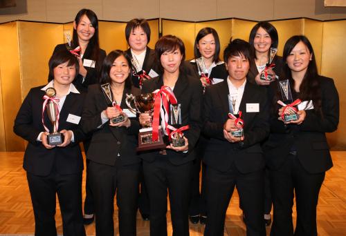 ＜日本女子ソフトボールリーグ表彰式＞各賞を受賞した（前列左から）三木、嘉屋、石井、和田、鈴木（後列左から）山崎、逢坂、麓、川村