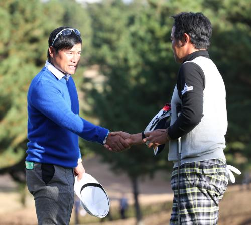 ＜ゴルフ日本シリーズＪＴカップ２日目＞ホールアウト後、武藤俊憲（右）と握手する宮里優作