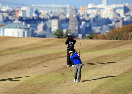 ＜ゴルフ日本シリーズＪＴカップ２日目＞１４番、街並みを背に第２打を放つ宮里優作