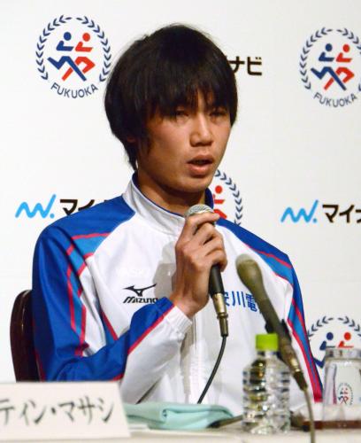 福岡国際マラソンの共同記者会見で、抱負を述べる中本健太郎