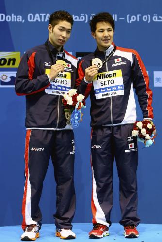 男子２００メートル個人メドレーで優勝しメダルを掲げる萩野公介（左）と３位の瀬戸大也