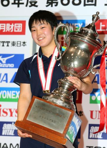 全日本バドミントン女子シングルスで優勝し、トロフィーを手に笑顔の山口茜