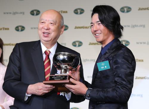 ＜ＪＧＴＯ年間表彰式＞ＭＩＰ賞を受賞し海老沢勝二会長（左）からカップを受け取る石川遼
