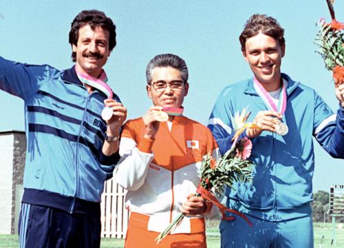 １９８４年のロサンゼルス五輪射撃ラピッドファイアピストルで金メダルを獲得した蒲池猛夫氏（中央）