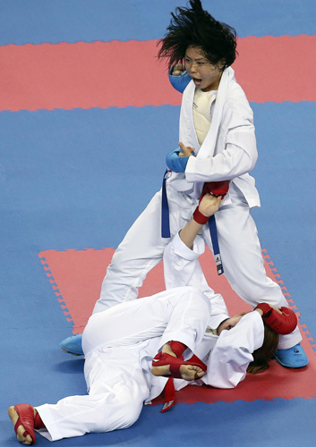１１月の世界選手権で韓国選手を倒す植草（ＡＰ）