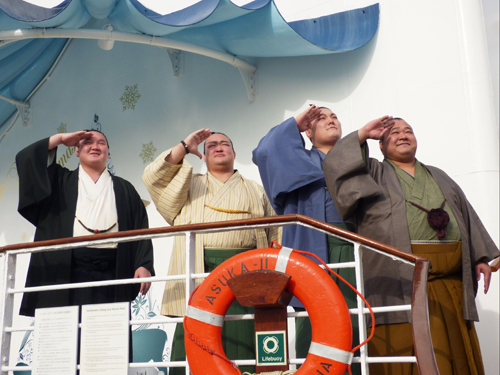 船上でポーズをとる（左から）白鵬、稀勢の里、勢、豊ノ島