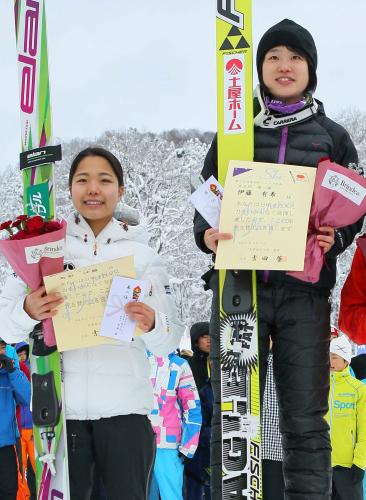 吉田杯ジャンプの表彰台に並ぶ優勝した伊藤有希（右）と２位の高梨沙羅