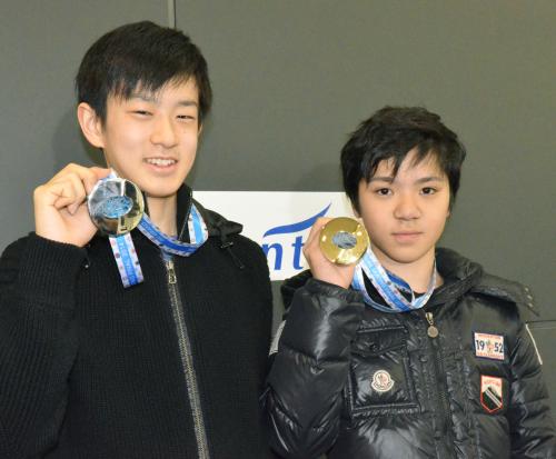 フィギュアスケートのジュニアグランプリファイナルから帰国し、メダルを掲げる宇野昌磨（右）と山本草太