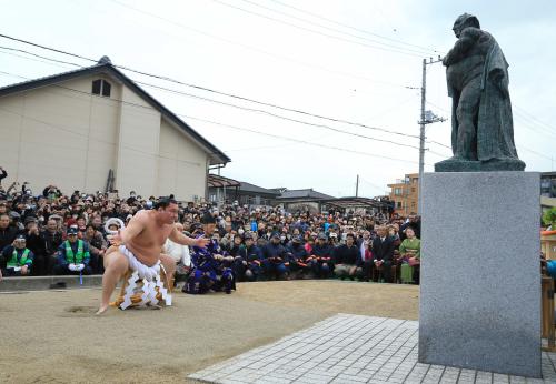 生誕１４０周年式典で大勢の人が集まる中、常陸山の銅像に向かって土俵入りする白鵬