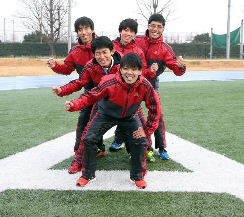 ＡＯＹＡＭＡの「Ａ」のラインで“トレインポーズ”を決める青学大の選手たち。（手前から）神野、久保田、一色、藤川、小椋