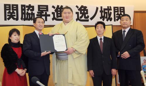 「とっとりふるさと大使」を委嘱され、平井伸治鳥取県知事（左から２人目）らとポーズをとる逸ノ城（中央）