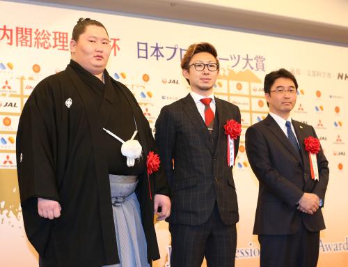 日本プロスポーツ大賞の殊勲賞を受賞した金子（中）は逸ノ城（左）、ソフトバンク・高田取締役兼執行役員と記念写真に納まる
