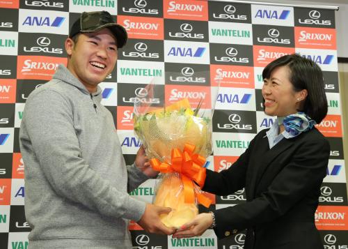 渡米を前にＡＮＡの職員から花束を手渡され笑顔を見せる松山