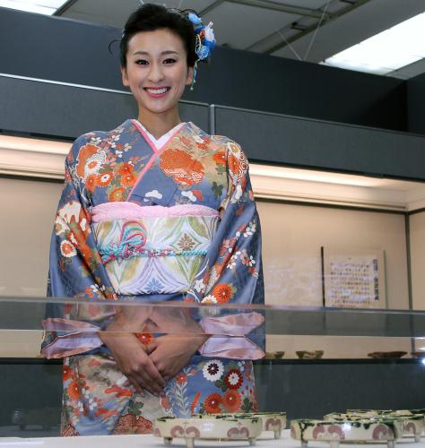 「没後４００年　古田織部展」を訪れ、振り袖姿を披露した浅田舞さん