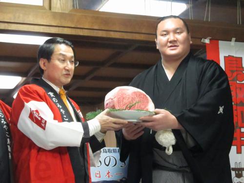 平井伸治鳥取県知事（左）から和牛を贈られた白鵬